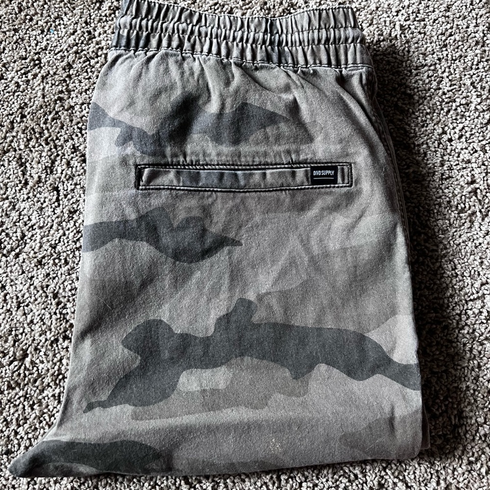 Camo jogger w/ ankle zipper
